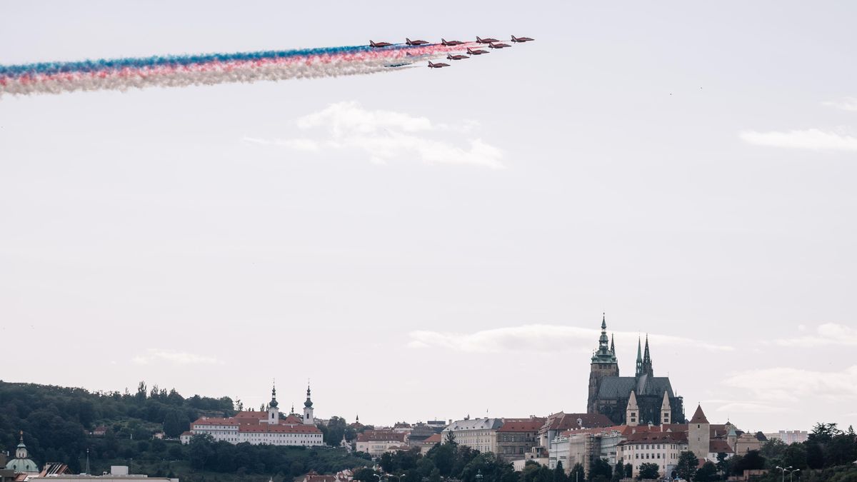 Nad Prahou přeletěla formace českých gripenů a letounů akrobatického týmu RAF